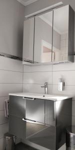 a bathroom with a sink and a mirror at Ursula's Ferienwohnung in Marpingen