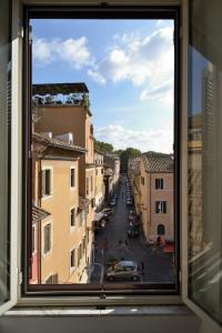 uma vista a partir de uma janela de uma rua da cidade em Livia B&B - Trastevere em Roma