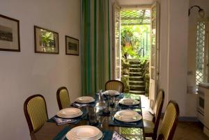 a dining room with a table and chairs at Il Mio Giardino in Rome
