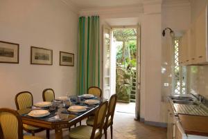 a dining room with a table and chairs and a kitchen at Il Mio Giardino in Rome