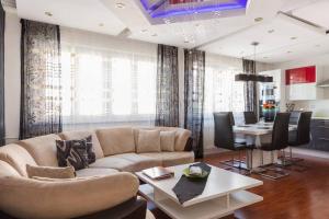 コルマールにあるAppartement La Bagatelleのソファとテーブルのあるリビングルーム