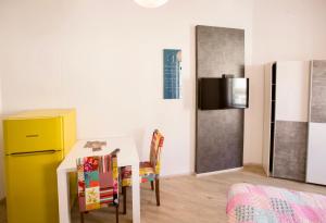 Il comprend une cuisine équipée d'une table et d'un réfrigérateur jaune. dans l'établissement Apartment Optim, à Ljubljana