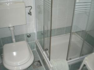 Koupelna v ubytování APARTMANI SENKA - VILLA OLIVER