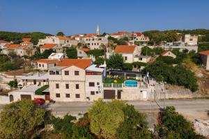 un grupo de casas en una colina con una ciudad en Holiday Home Gustirna en Selca