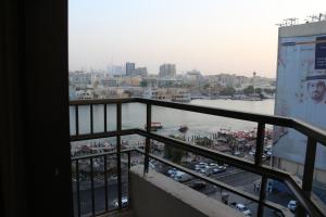 杜拜的住宿－埃爾卡里大酒店，阳台享有城市美景。