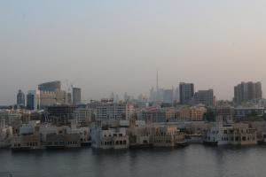 Nespecifikovaný výhled na destinaci Dubaj nebo výhled na město při pohledu z hotelu
