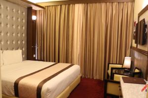 Postel nebo postele na pokoji v ubytování Al Khaleej Grand Hotel