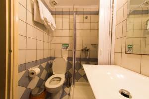 Ванная комната в Oasis Hotel +24 фотографии