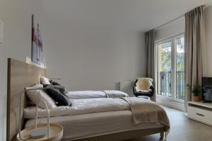Televízia a/alebo spoločenská miestnosť v ubytovaní Apple Green Apartments