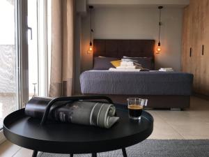 Great View Luxury Living في سلانيك: طاولة قهوة أمام غرفة النوم مع سرير