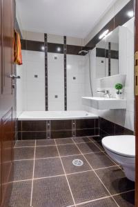 uma casa de banho com uma banheira, um lavatório e um WC. em Central Luxurious Apartments Close to the Sea em Rodes
