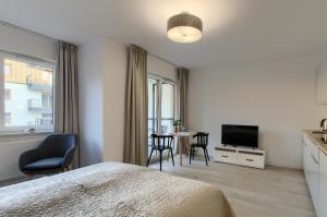 Televízia a/alebo spoločenská miestnosť v ubytovaní Apple Green Apartments
