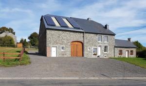 Sart-Custinne的住宿－Le Relais de la Houille，顶部设有太阳能电池板的房子