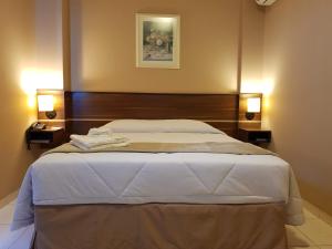 Cama ou camas em um quarto em Astro Hotel