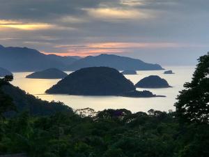 uitzicht op een groot waterlichaam met bergen bij Suites do Félix in Ubatuba +25 foto's