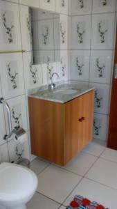 Et badeværelse på Pousada Viajantes do Tempo