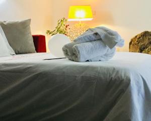 einem ausgestopften Elefanten auf einem Bett in der Unterkunft Casa Lia da Pôrta in Caminha + 39 Fotos