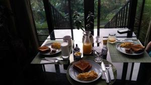 una mesa con dos platos de comida. en The Guest Suites at Manana Madera, en Boquete