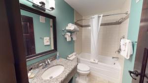 Koupelna v ubytování Bear Claw Casino & Hotel + 23 fotografií