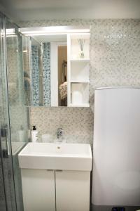 シエラネバダにあるPresidente premiumのバスルーム(白い洗面台、鏡付)