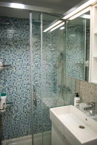 La salle de bains est pourvue d'une douche en verre et d'un lavabo. dans l'établissement Presidente premium, à Sierra Nevada