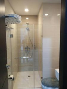マニラにある101 Newport Blvd Condotelのガラス張りのシャワーとトイレ付きのバスルーム