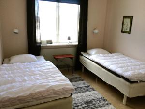 Rúm í herbergi á Stora Björnstugan