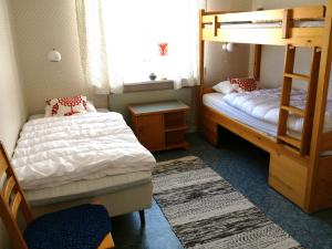 1 Schlafzimmer mit 2 Etagenbetten und einem Fenster in der Unterkunft Stora Björnstugan in Laisvall