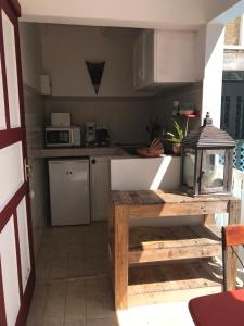Kuchyň nebo kuchyňský kout v ubytování Les Gîtes de CASITA By kreyol animal