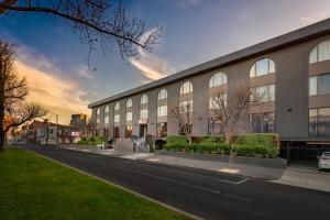 uma rua vazia em frente a um edifício em BEST WESTERN PLUS Travel Inn em Melbourne