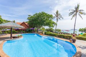 basen w ośrodku z widokiem na ocean w obiekcie PP Erawan Palms Resort- SHA Extra Plus w Ko Phi Phi