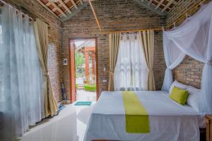 una camera con letto e muro di mattoni di Tam Coc Lake View Homestay a Ninh Binh