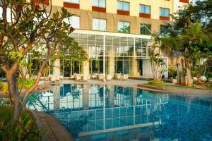 Bazén v ubytování Hotel Santika Premiere Slipi Jakarta nebo v jeho okolí