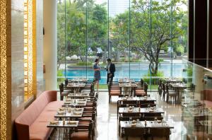 Bazén v ubytování Hotel Santika Premiere Slipi Jakarta nebo v jeho okolí