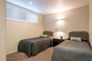 Llit o llits en una habitació de Edgewater Palms Apartments