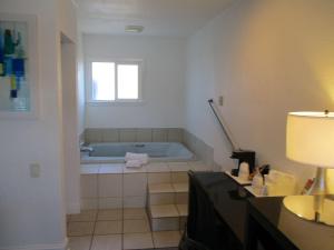 Rúm í herbergi á SureStay Hotel by Best Western Seaside Monterey +11 myndir