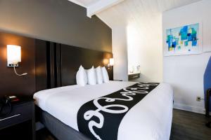 Rúm í herbergi á SureStay Hotel by Best Western Seaside Monterey