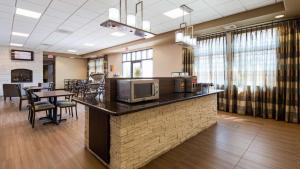 A kitchen or kitchenette at Best Western Plus Havre Inn & Suites