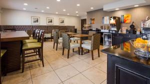 A restaurant or other place to eat at Best Western Toledo South Maumee