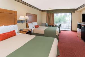 En eller flere senge i et værelse på Travelodge by Wyndham San Clemente Beach