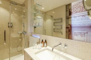 Ένα μπάνιο στο Boutiquehotel Das Tyrol