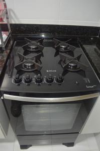 瓜拉派瑞Edifício Corte Real的厨房里的黑色炉灶烤箱