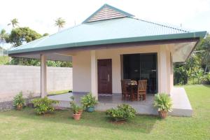 波拉波拉Bora-Bora House的一座有绿色屋顶的小房子