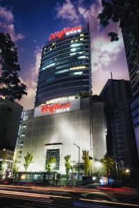 un edificio alto con un cartel en el costado en Hotel Migliore Seoul, en Seúl