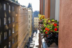 a vase filled with flowers next to a building at Boutiquehotel Das Tyrol in Vienna