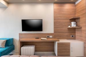 TV a/nebo společenská místnost v ubytování Atrion Resort Hotel