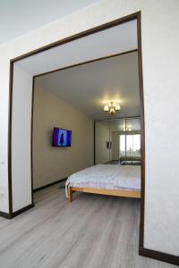Un espejo grande en un dormitorio con cama. en Elegant VIP apartment, en Sumy