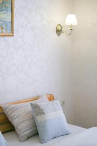 Un dormitorio con una cama con una lámpara y una almohada. en Elegant VIP apartment, en Sumy