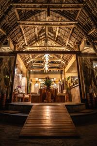 Munduk Moding Plantation Nature Resort في موندوك: غرفة كبيرة مع أرضية خشبية وسقف