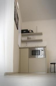 a small kitchen with a microwave and a counter at MADA Charm Apartments Terrace&Carugio in Vernazza
